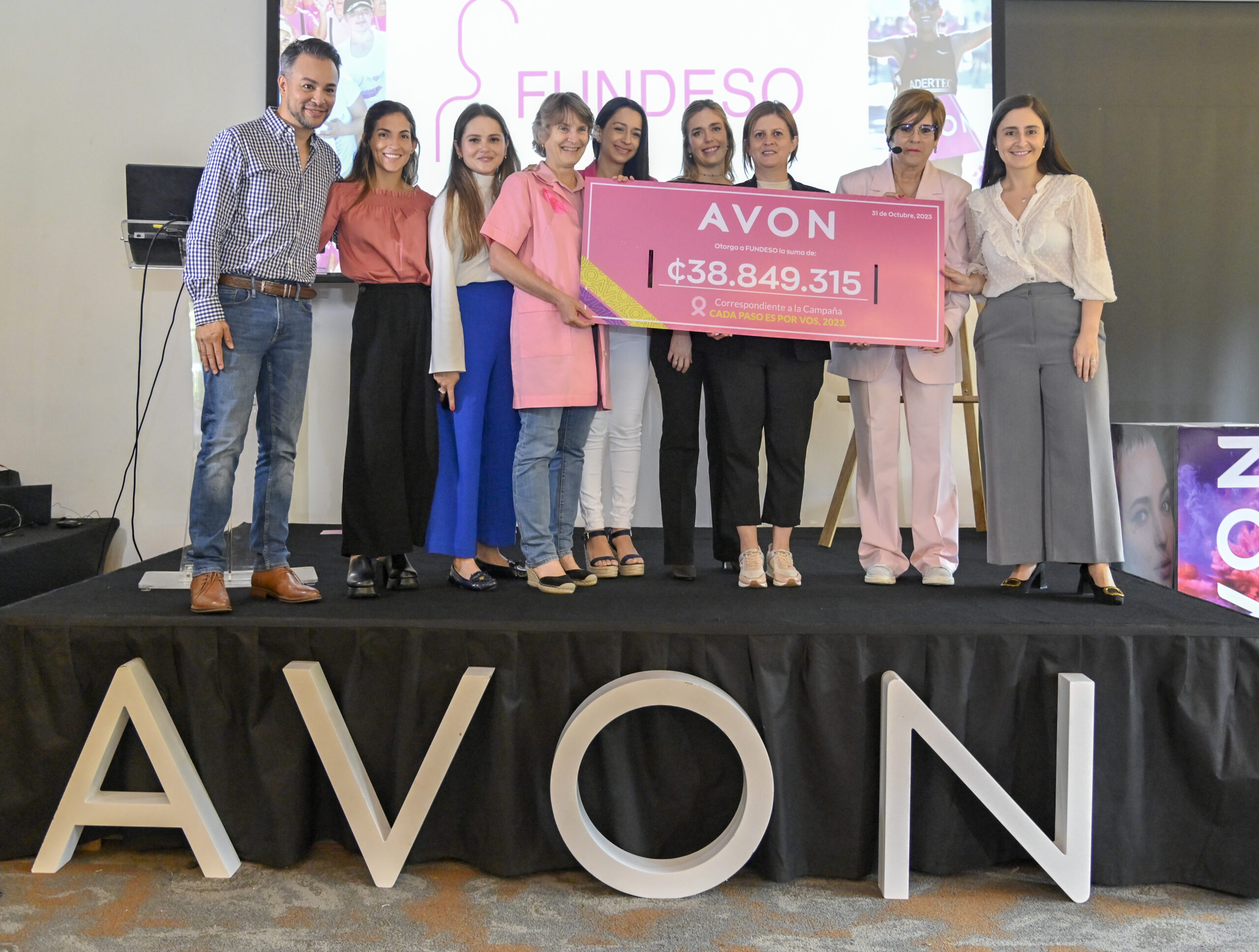 Entrega de donación FUNDESO - Carrera Avon 2023